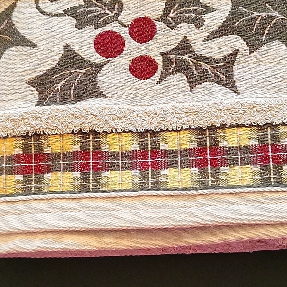 NEW Holiday Bath Towels, Taupe with Green, Red & Gold Holly Set of 2! - Picture 4 of 7